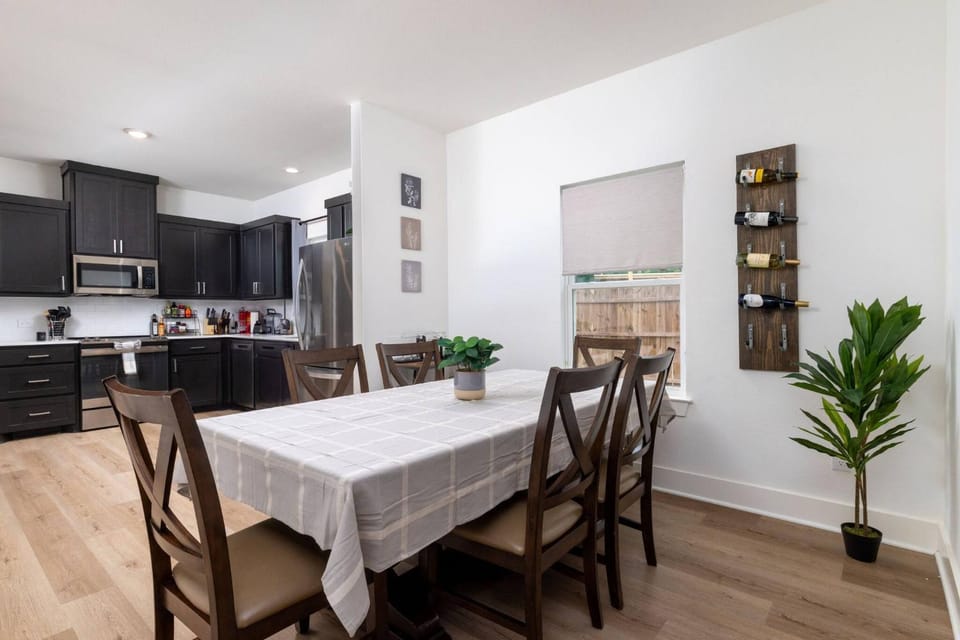 Seating area, Dining area, Family
