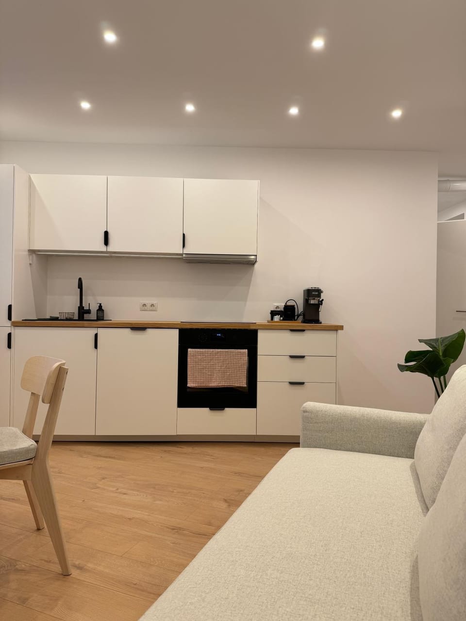 Kitchen or kitchenette, Seating area, stove