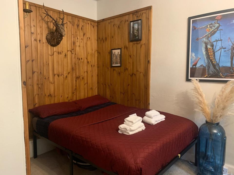 Bed, Bedroom, towels