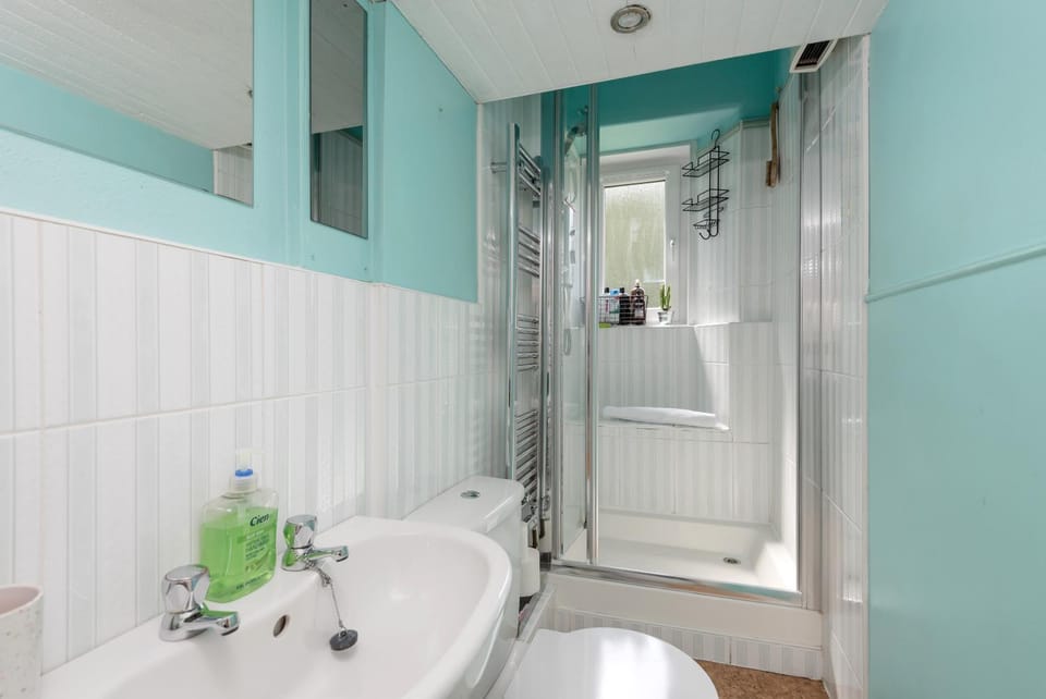 Shower, Toilet