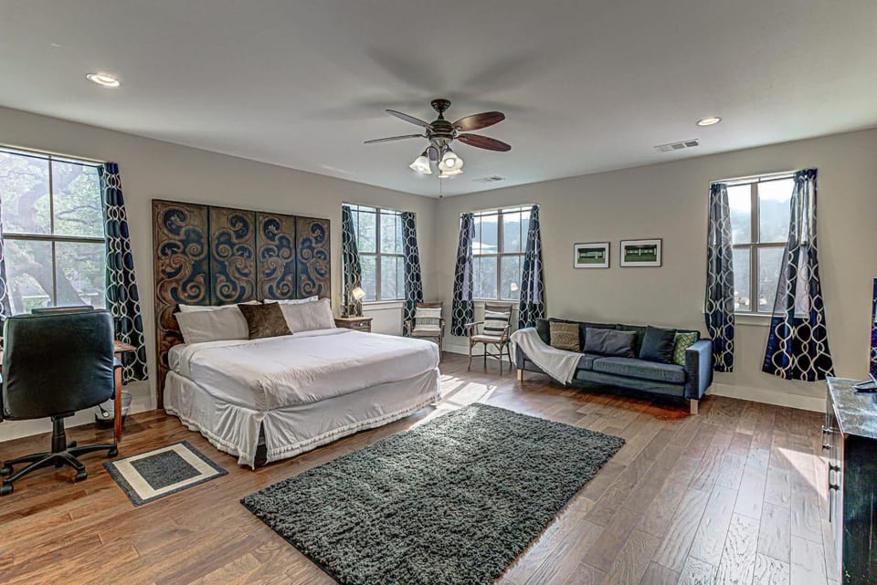 Charming 2BD - Billiards Near Lady Bird Lake & DT House in Austin