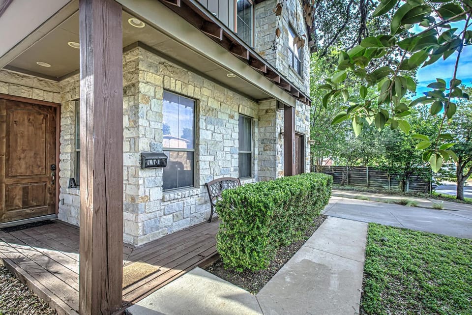Charming 2BD - Billiards Near Lady Bird Lake & DT House in Austin