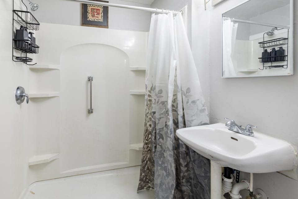 Quiet Pittsburgh 3BR | Parking, AC + Pets House in Pennsylvania