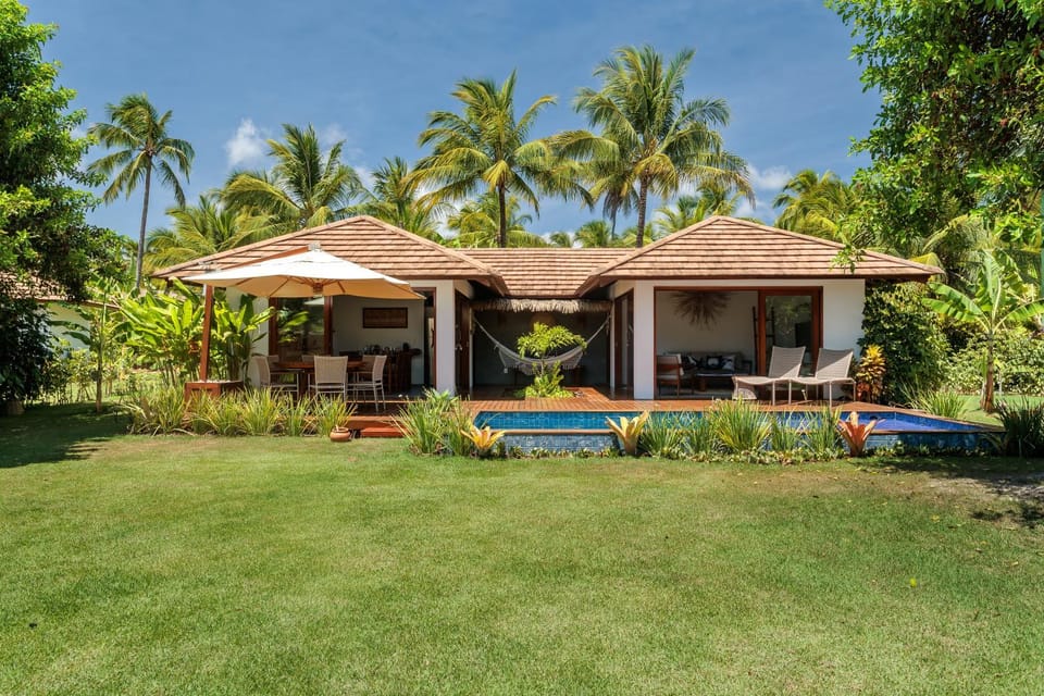 Property building, Patio, Facade/entrance, Day, Natural landscape, Garden, Garden, Garden view, Pool view, Swimming pool, sunbed