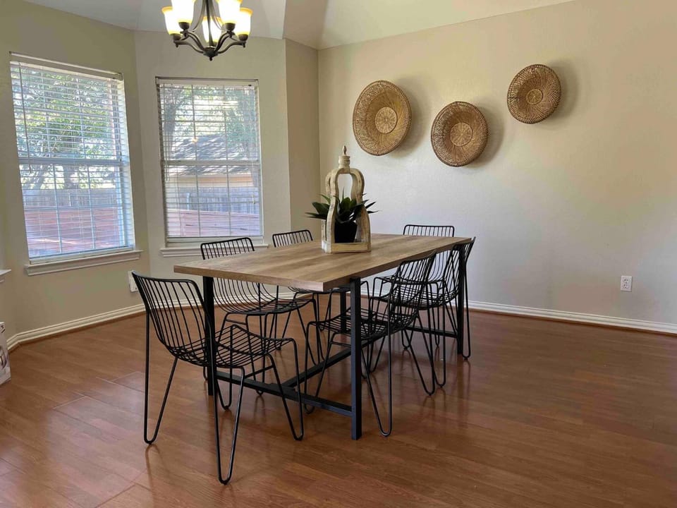 Dining area, Guests, Family