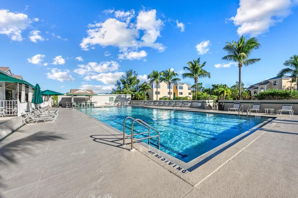 Walk to Beach and Cedars East Club Amenities - Pool, Tennis, Fitness Center House in Longboat Key