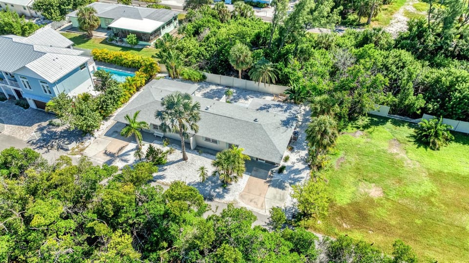 Walk to Beach and Cedars East Club Amenities - Pool, Tennis, Fitness Center House in Longboat Key