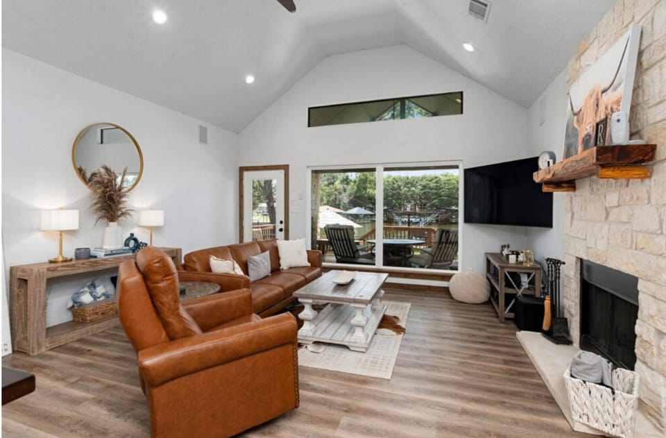TV and multimedia, Living room, Seating area, fireplace
