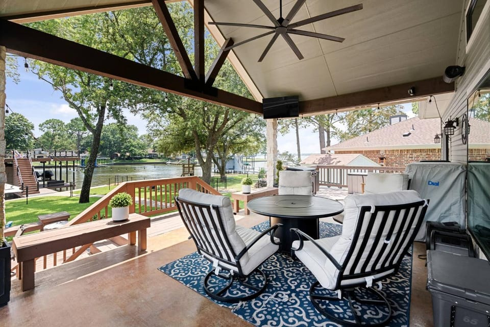 Patio, Balcony/Terrace, Seating area, Dining area, furniture