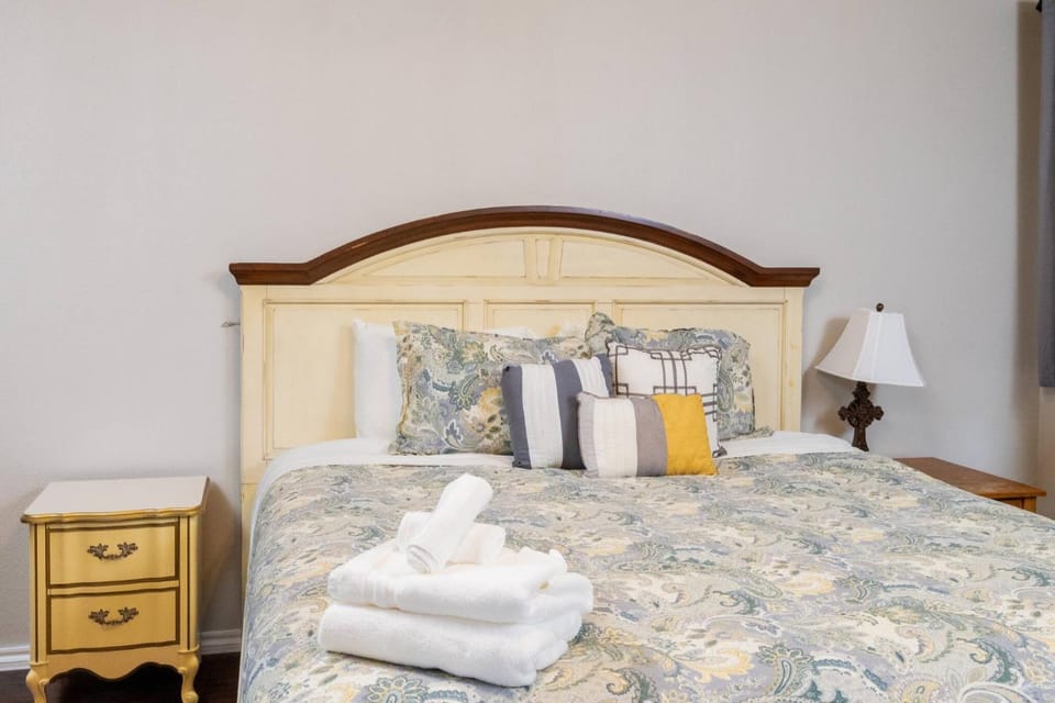 Bed, Bathroom, TV and multimedia, Decorative detail, Bedroom