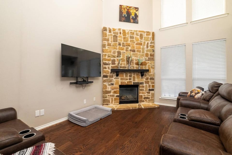 TV and multimedia, Living room, Seating area, Family, fireplace