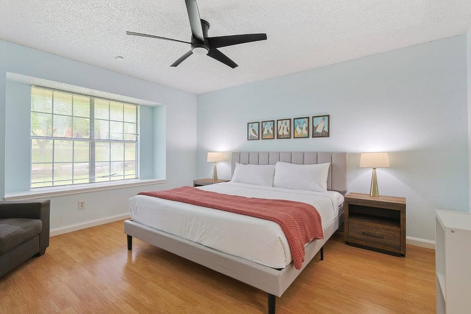 Bed, TV and multimedia, View (from property/room), Photo of the whole room, Seating area, Bedroom