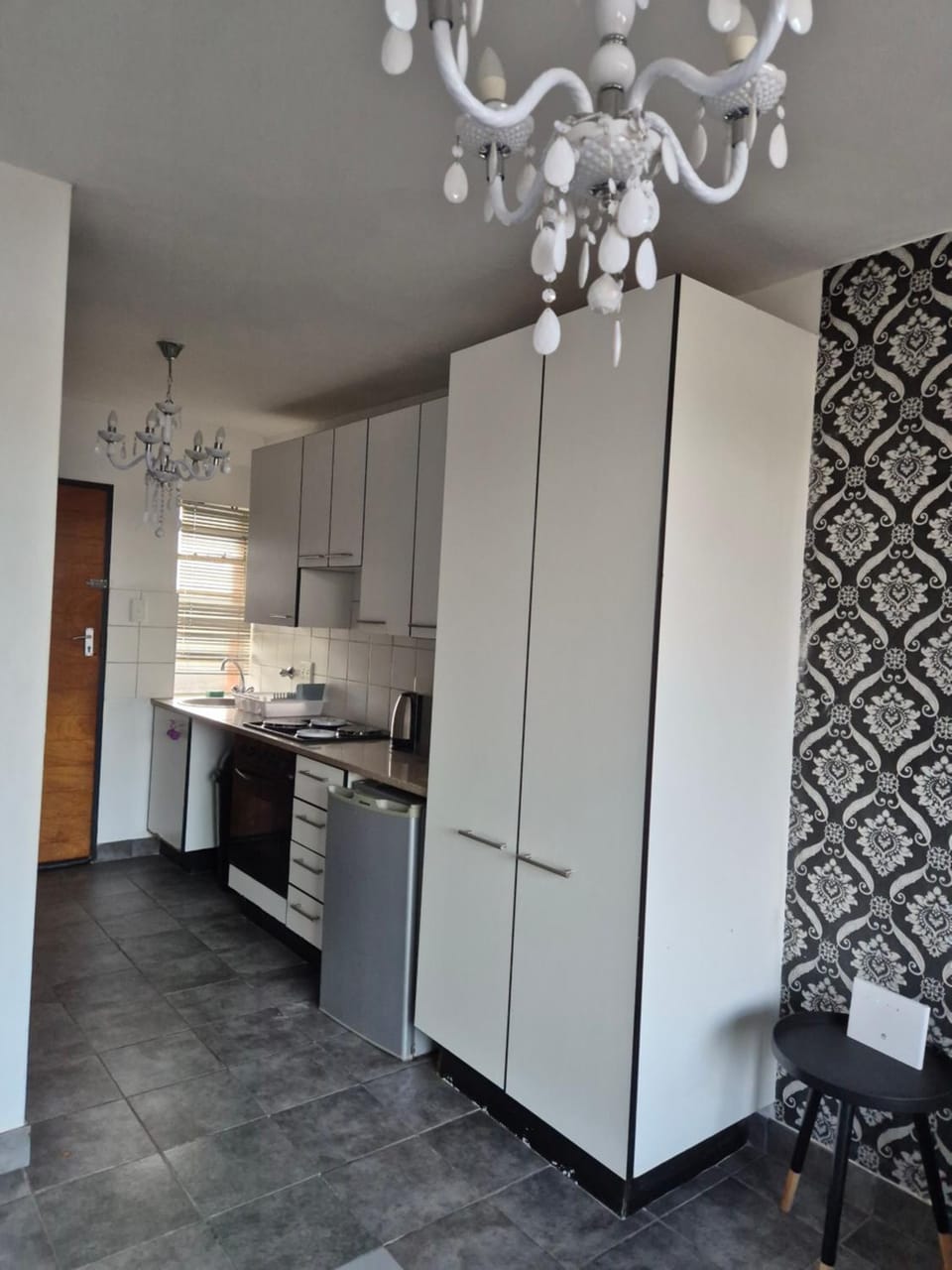 Kitchen or kitchenette, minibar, stove, wardrobe
