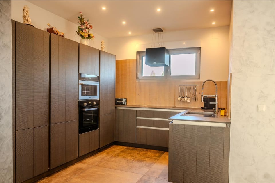 Kitchen or kitchenette, oven, stove