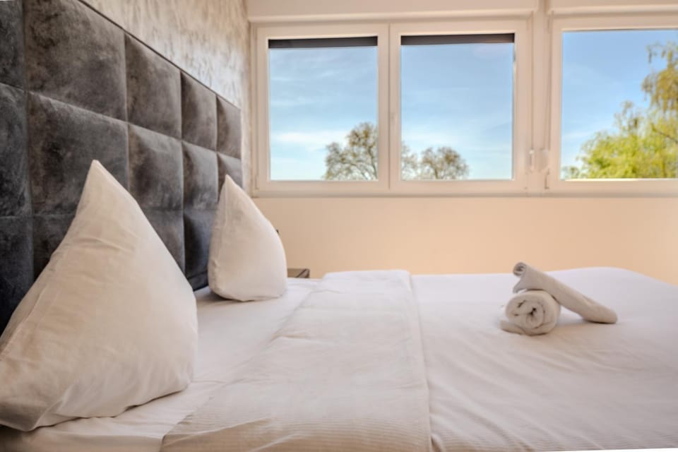 Photo of the whole room, Bedroom