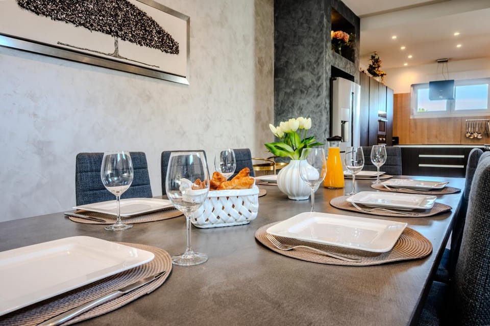 Living room, Food and drinks, Dining area, Food