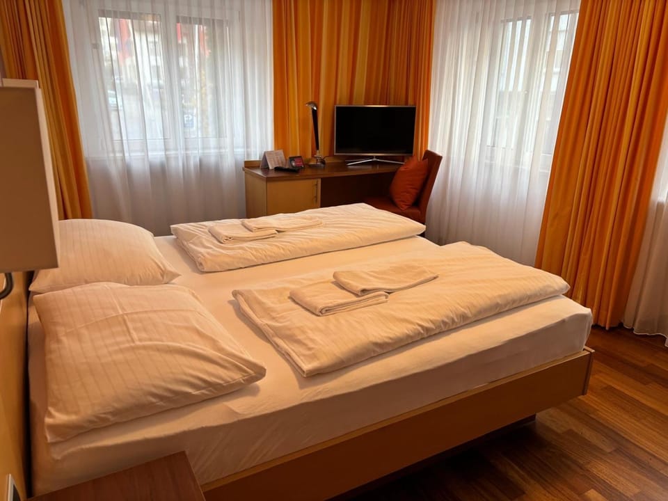 Bed, TV and multimedia, Photo of the whole room, Bedroom, towels