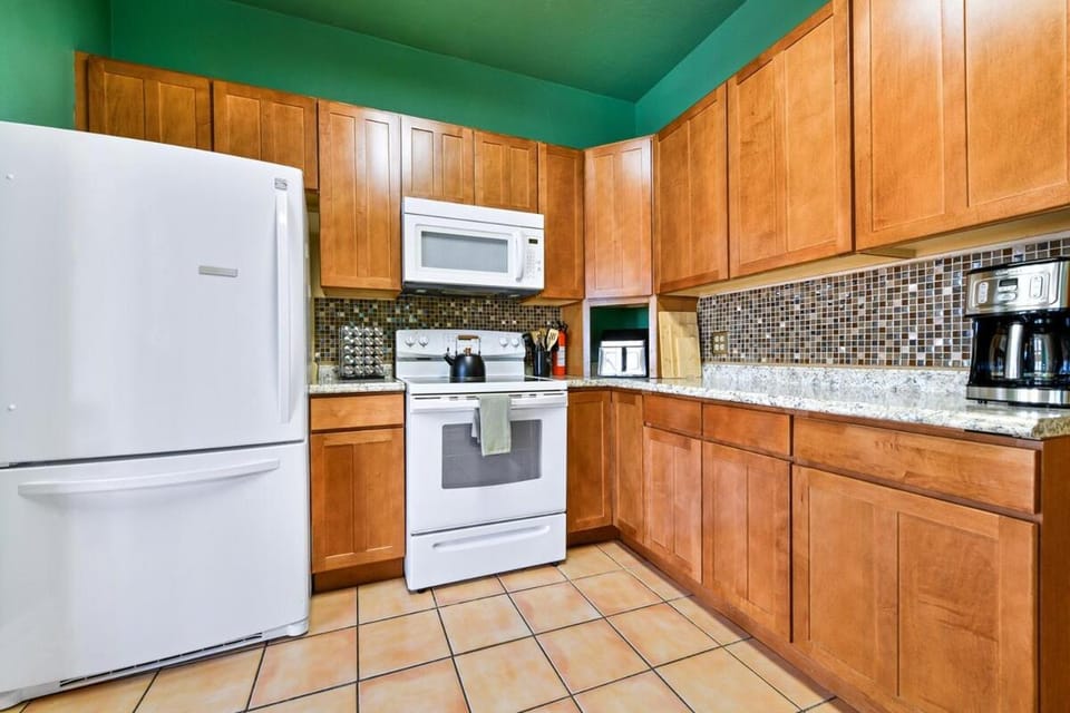 4BR Family Retreat with Hot Tub & Mountain Views Spacious Living, Fully Equipped Kitchen, Private Yard, Near Downtown Colorado Springs Attractions House in Colorado Springs
