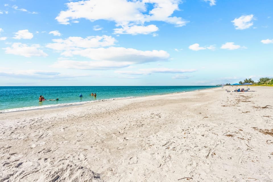 Walk to Beach and Cedars East Club Amenities - Pool, Tennis, Fitness Center House in Longboat Key