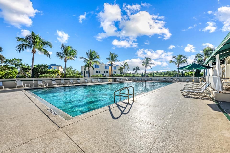 Walk to Beach and Cedars East Club Amenities - Pool, Tennis, Fitness Center House in Longboat Key