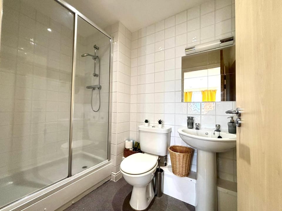 Shower, Toilet, Bathroom, Bedroom