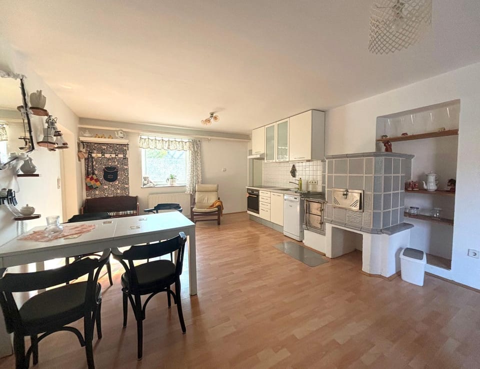 Kitchen or kitchenette, Dining area, fireplace, oven