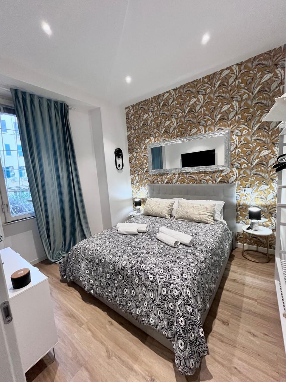 Bed, TV and multimedia, Bedroom, towels