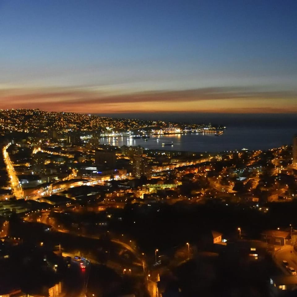 Espectacular vista día y noche Apartment in Valparaiso