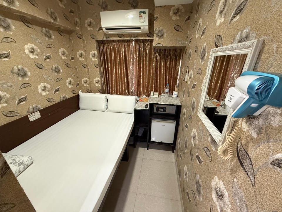 Photo of the whole room, air conditioner