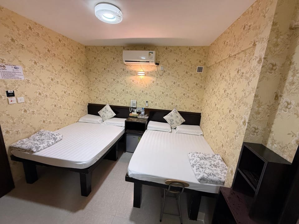 Photo of the whole room, air conditioner