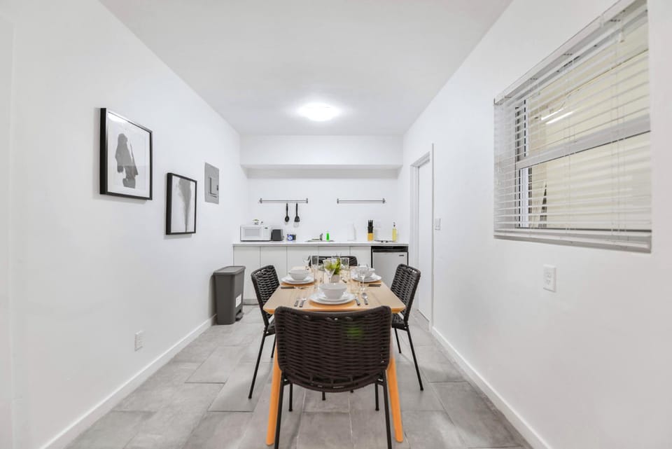 Kitchen or kitchenette, Seating area, Dining area