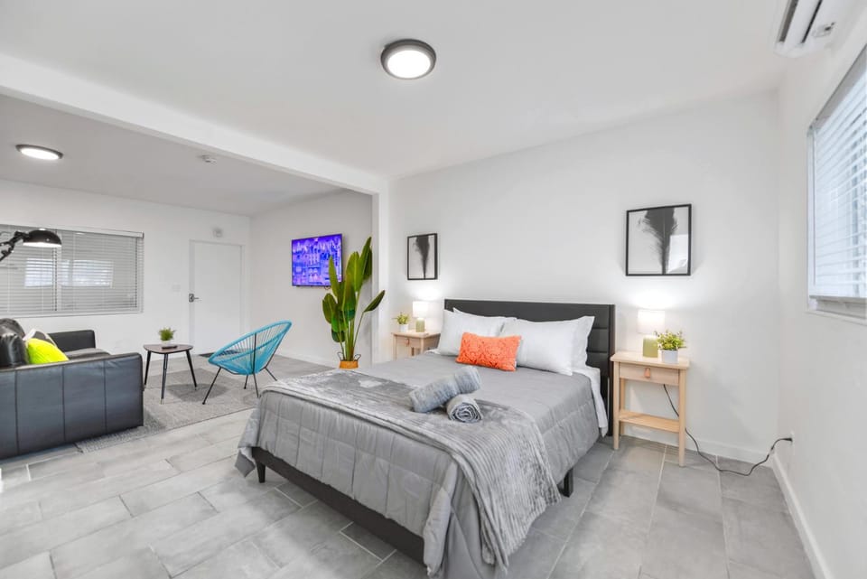 Bed, TV and multimedia, Seating area