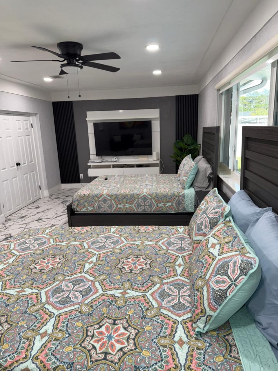 Bed, Photo of the whole room, Seating area, Bedroom