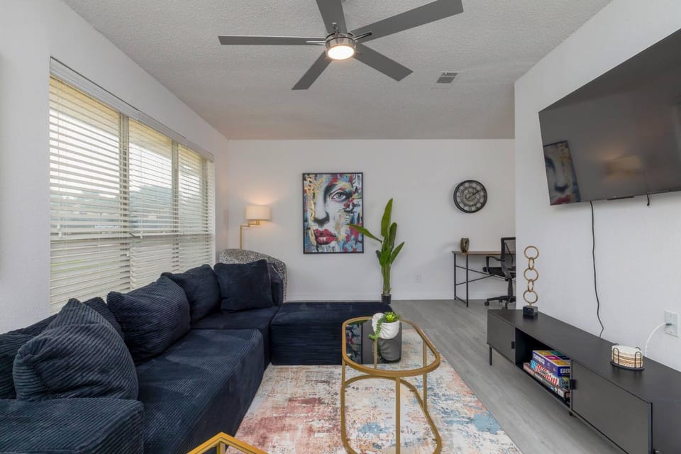 Living room, Seating area, Family
