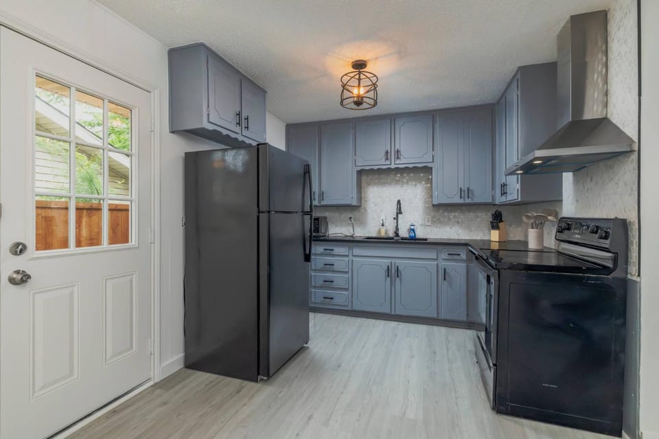 Kitchen or kitchenette, Dining area, kitchen