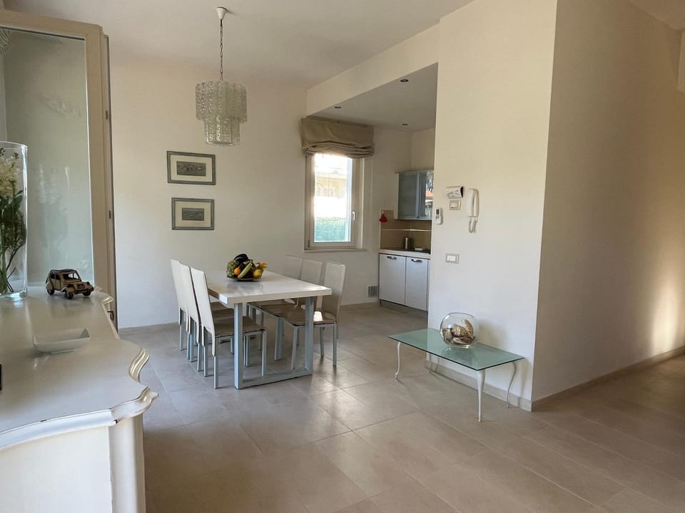 Seating area, Breakfast