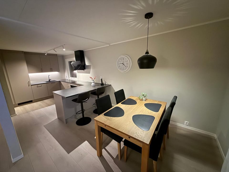 Kitchen or kitchenette, Dining area