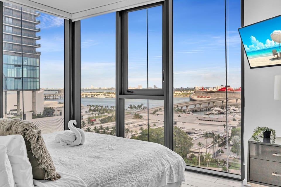 Bed, Natural landscape, TV and multimedia, View (from property/room), Evening entertainment, Bedroom, City view, Sea view, towels