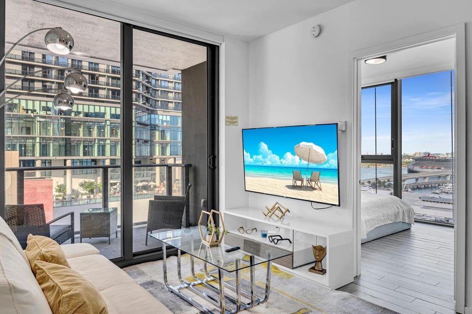 TV and multimedia, View (from property/room), Balcony/Terrace, Living room, Seating area, Evening entertainment, City view