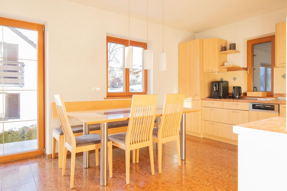 Kitchen or kitchenette, Dining area, minibar, stove