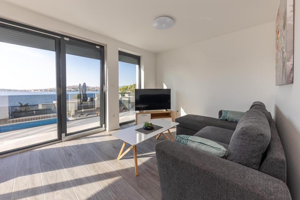 Natural landscape, TV and multimedia, View (from property/room), Balcony/Terrace, Living room, Seating area, Sea view