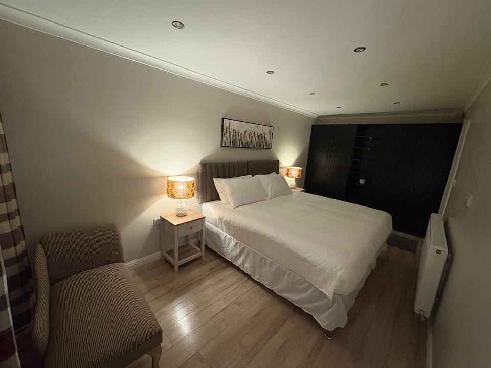 Salt House, Stunning Swansea Marina Townhouse Sleeps 12, Beach & Arena House in Swansea