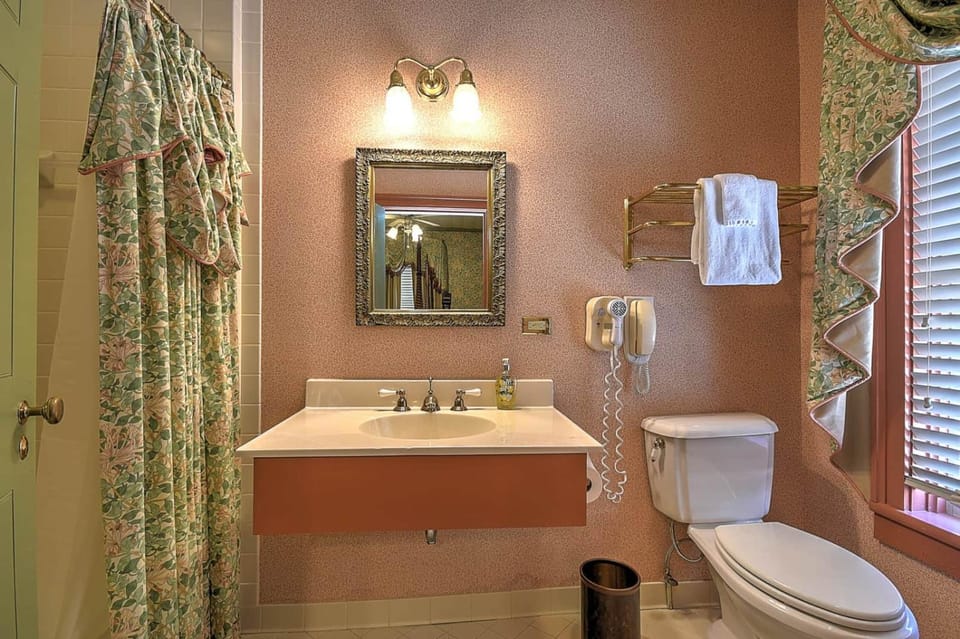The Maxwell Room at The Historic Eureka Inn Vacation rental in Johnson City