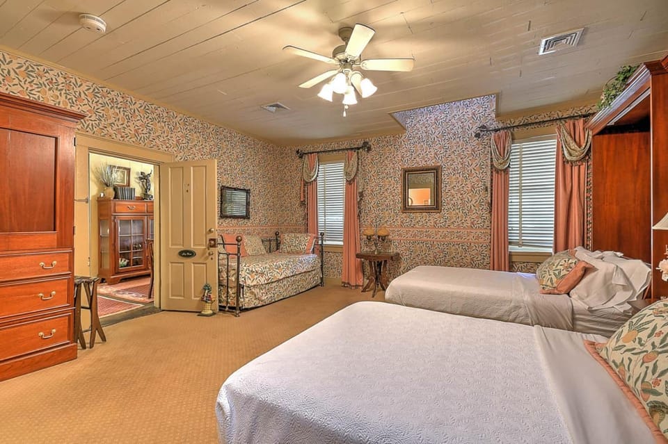 Jury Room at The Historic Eureka Inn and Event Center Vacation rental in Johnson City