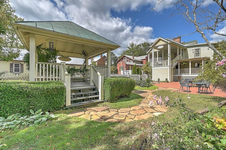 Property building, Garden, Garden, Balcony/Terrace