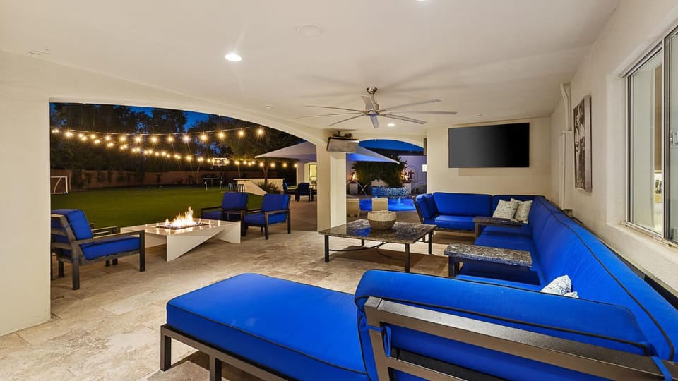 Patio, TV and multimedia, Seating area, Evening entertainment, Pool view, fireplace