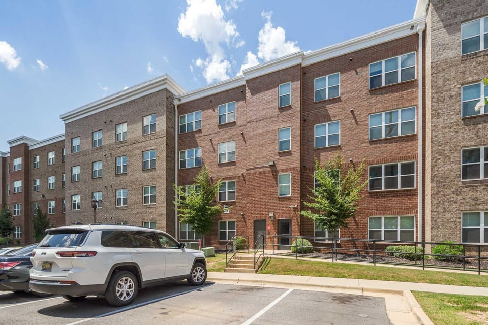 Fourth & River - Top-Floor condo with River Views - 3 King Suites Apartment in Tuscaloosa