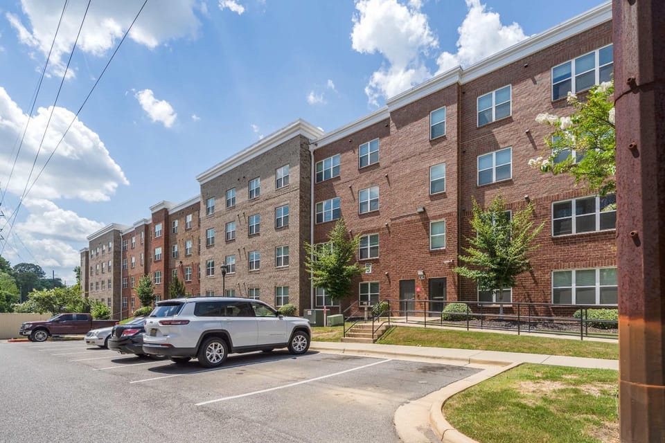 Fourth & River - Top-Floor condo with River Views - 3 King Suites Apartment in Tuscaloosa