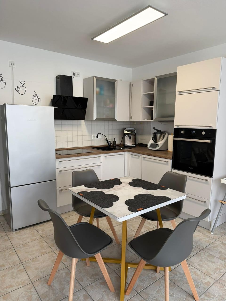 Coffee/tea facilities, Kitchen or kitchenette, Dining area, dishwasher, oven, stove, toaster