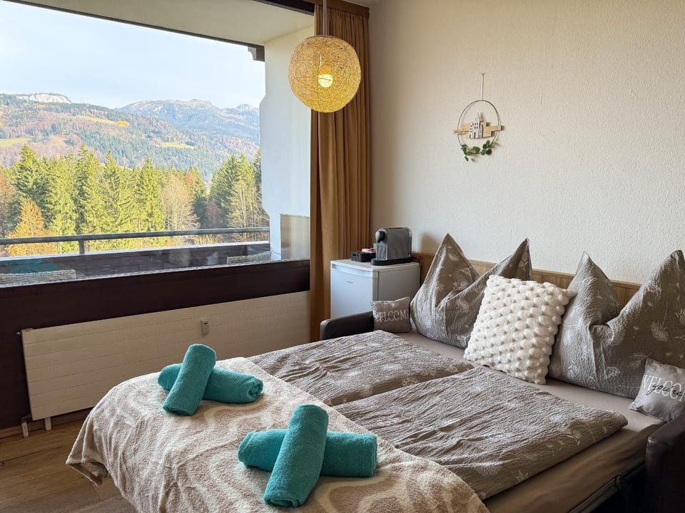 Bed, View (from property/room), Balcony/Terrace, Bedroom, Mountain view